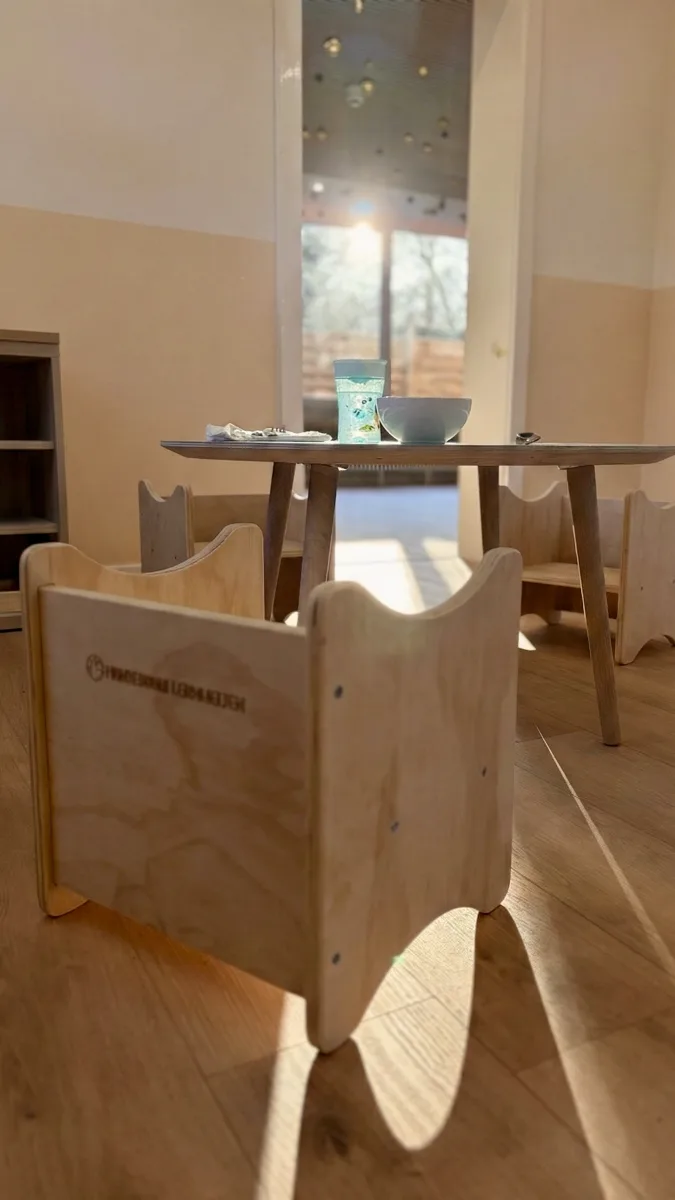 Esszimmer mit Montessori-Stühlen für Kleinkinder