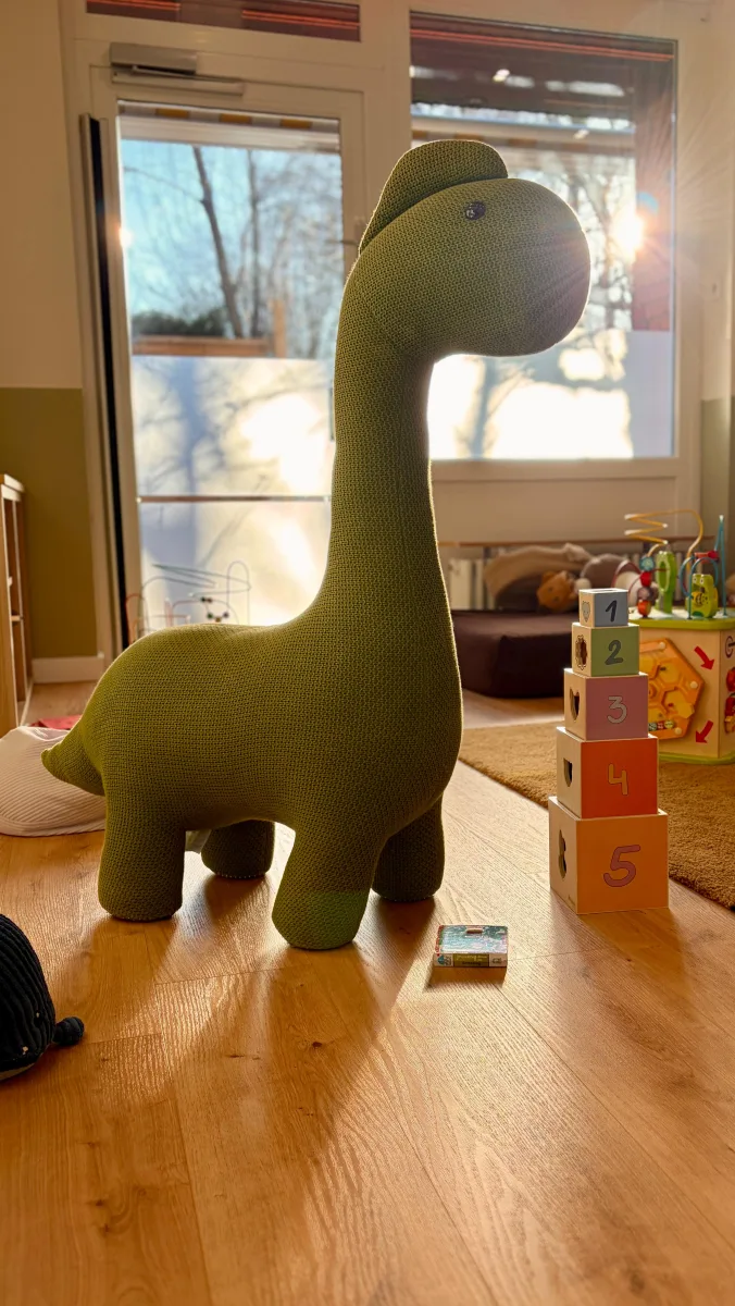 Gemütlicher Leseraum mit Bücherregal